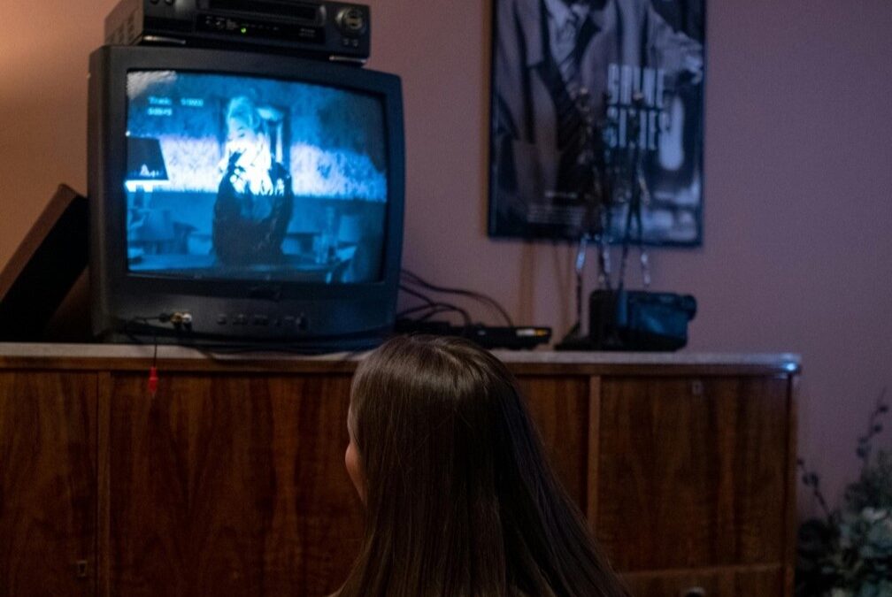 Exposure to soap operas featuring LGBTQ+ characters has a negative short-term impact on viewers’ attitudes towards homosexuality